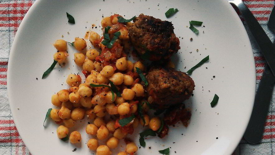 Рецепт тефтелей и нут в томатном соусе