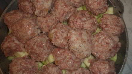 Рецепт тефтелей на овощной подушке