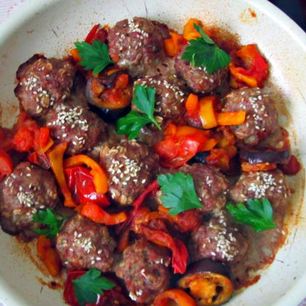 Рецепт Тефтелей с овсяными хлопьями и тушеными овощами