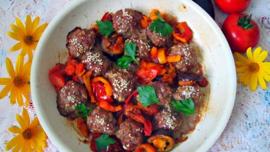 Рецепт тефтелей с овсяными хлопьями и тушеными овощами