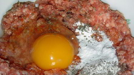 Рецепт тефтелей с сюрпризом, запеченные с баклажанами и грибами