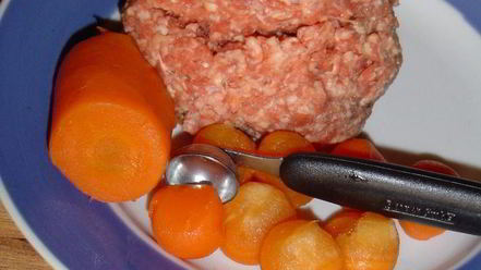 Рецепт тефтелей с сюрпризом, запеченные с баклажанами и грибами