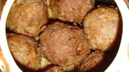 Рецепт тефтелей с сюрпризом, запеченные с баклажанами и грибами