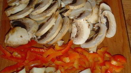 Рецепт тефтелей с сюрпризом, запеченные с баклажанами и грибами