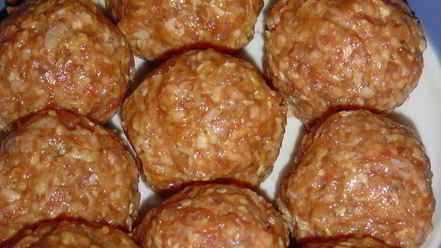 Рецепт тефтелей с сюрпризом, запеченные с баклажанами и грибами