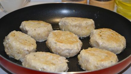 Рецепт тефтелей в сметанно-томатном соусе в мультиварке