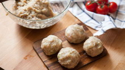 Рецепт запеченных куриных тефтелей с травами