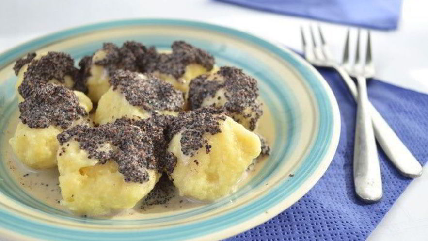 Рецепт творожных клецек с маковым соусом
