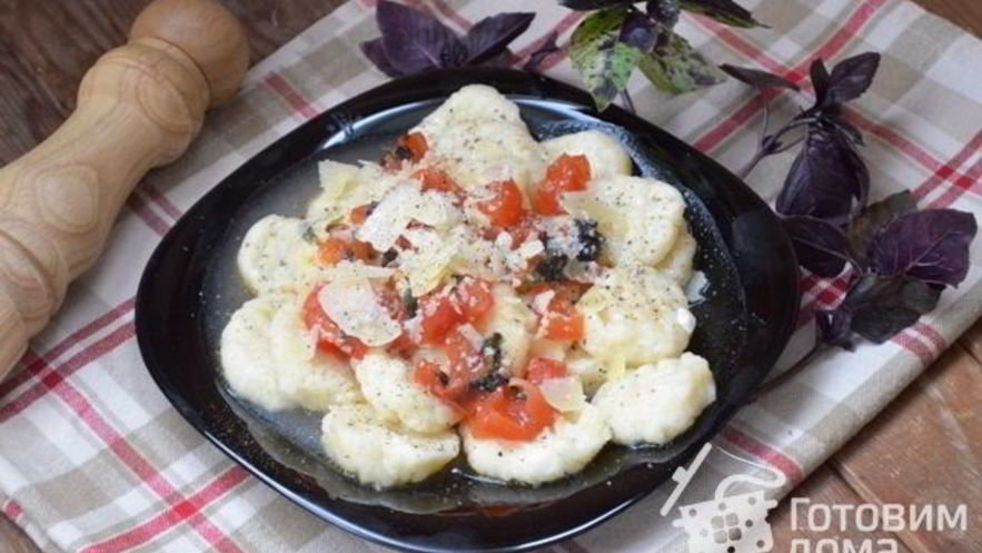 Рецепт творожных ньокков с соусом из помидоров и базилика