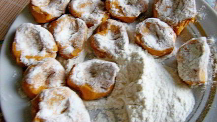 Рецепт красных паровых вареников с творогом и паприкой