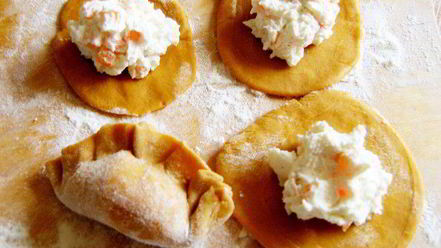 Рецепт красных паровых вареников с творогом и паприкой