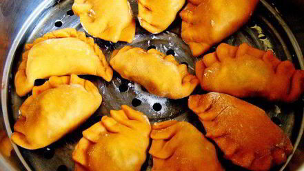 Рецепт красных паровых вареников с творогом и паприкой