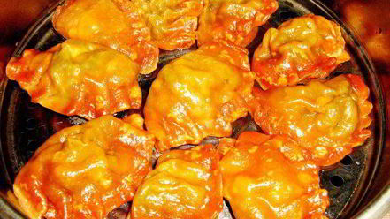 Рецепт красных паровых вареников с творогом и паприкой