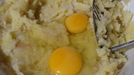 Рецепт ленивых вареников из картошки со шкварками