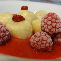 Рецепт Ленивых вареников с ягодным соусом Кули