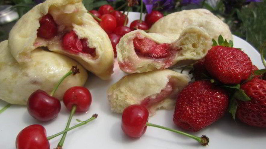 Рецепт паровых вареников с вишней и клубникой