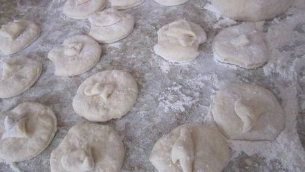 Рецепт паровых вареников с вишней и клубникой