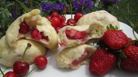 Рецепт паровых вареников с вишней и клубникой