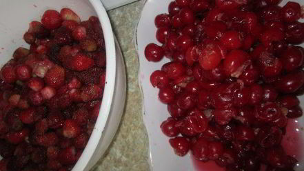 Рецепт паровых вареников с вишней и клубникой