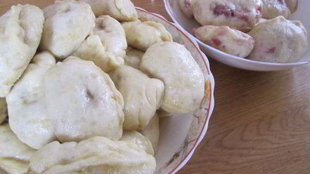 Рецепт паровых вареников с вишней и клубникой