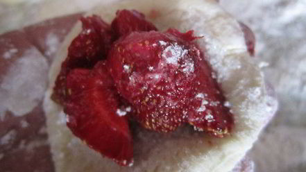 Рецепт паровых вареников с вишней и клубникой