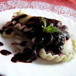 Рецепт Вареников с черникой и соусом под шафе