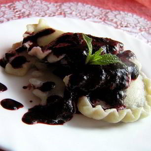 Рецепт Вареников с черникой и соусом под шафе