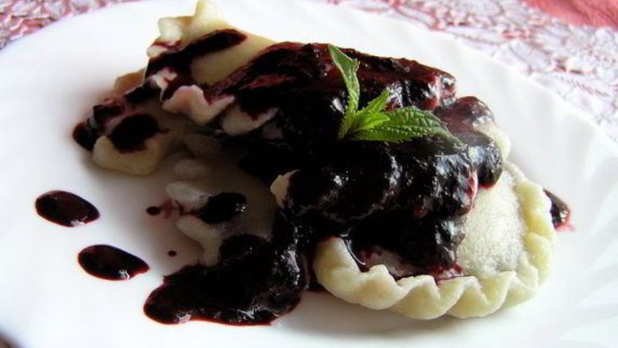 Рецепт вареников с черникой и соусом под шафе