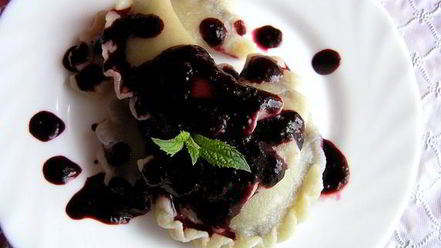 Рецепт вареников с черникой и соусом под шафе