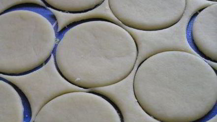 Рецепт вареников с черникой и соусом под шафе