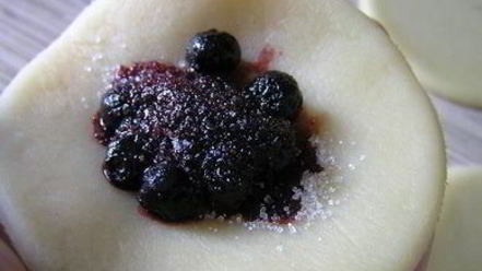 Рецепт вареников с черникой и соусом под шафе
