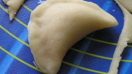 Рецепт вареников с черникой и соусом под шафе