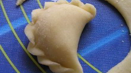 Рецепт вареников с черникой и соусом под шафе