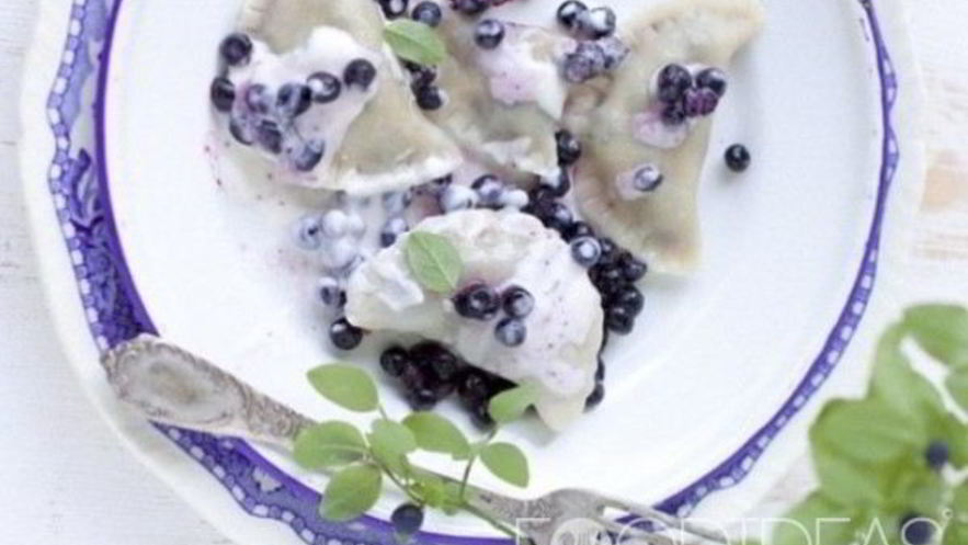 Рецепт вареников с черникой на кефире