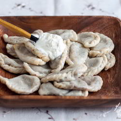 Рецепт Вареников с черносливом и творогом