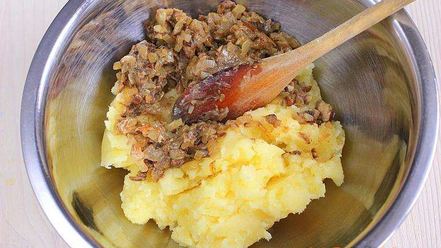 Рецепт вареников с картошкой и сушеными грибами