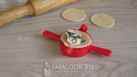 Рецепт вареников с крапивой, творогом и сыром