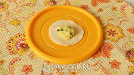 Рецепт вареников с сырой картошкой и сыром