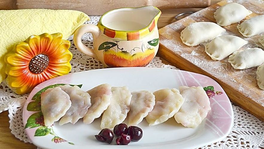 Рецепт вареников с творогом и вишней