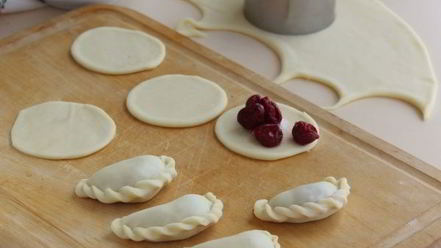 Рецепт вареников с вишней из теста на воде