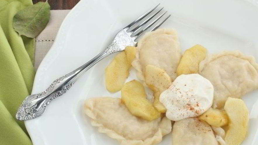 Рецепт вареников с яблоками и корицей