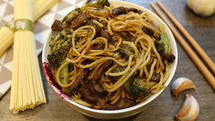 Рецепт яичной лапши с говядиной и брокколи