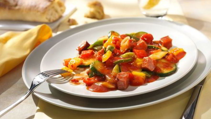 Рецепт овощного жаркого с копченой колбасой
