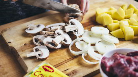 Рецепт сочного жаркого с грибами и картофелем