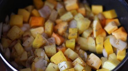 Рецепт жаркого из тыквы и курицы под нежной слоеной шапочкой