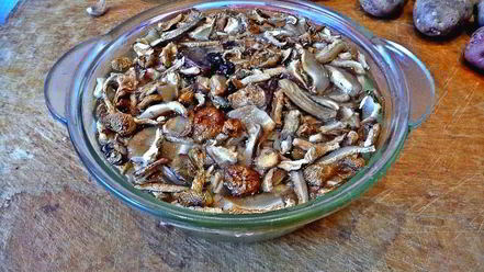 Рецепт жаркого с грибами и картошкой в горшочках