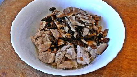 Рецепт жаркого с грибами и картошкой в горшочках