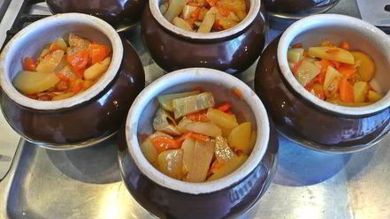 Рецепт жаркого с грибами и картошкой в горшочках