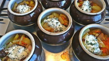 Рецепт жаркого с грибами и картошкой в горшочках