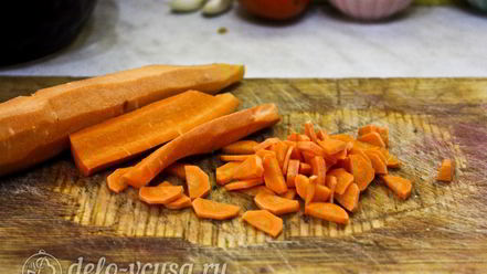 Рецепт жаркого с курицей и черносливом в горшочках